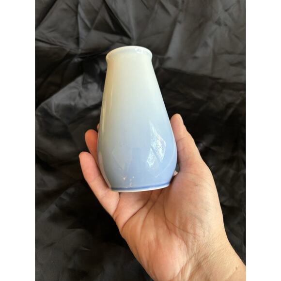 Porcelain Lillies of the Valley Bud Vase By Bing & Grondahl Made in Denmark 4.5" - Picture 9 of 11